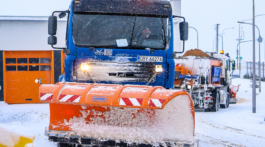 Jaki sprzęt do odśnieżania wybrać na trudne warunki zimowe?
