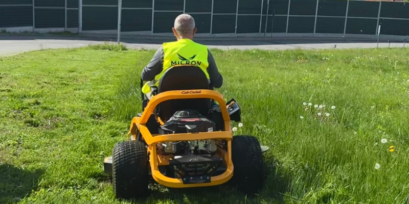 Ostatnie koszenie trawnika. Kiedy i jak kosić, by nie zniszczyć trawy zimą?